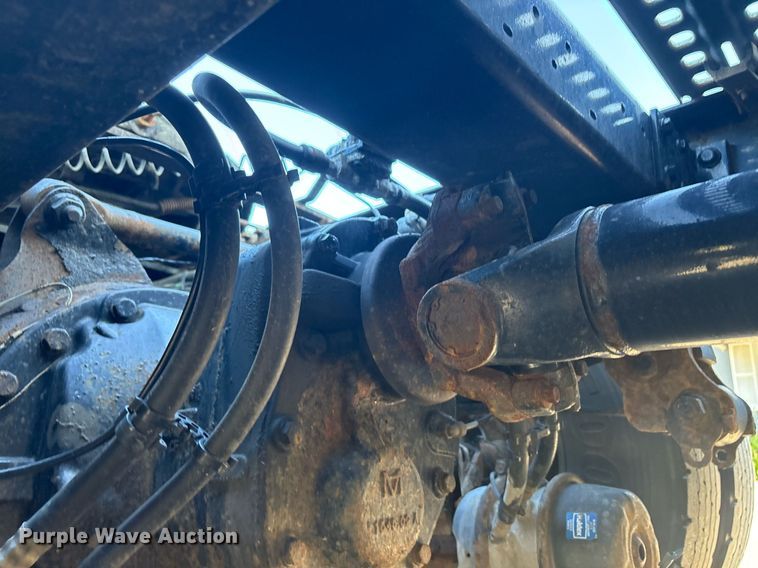 image for item EC4357 2015 Volvo VNL semi truck