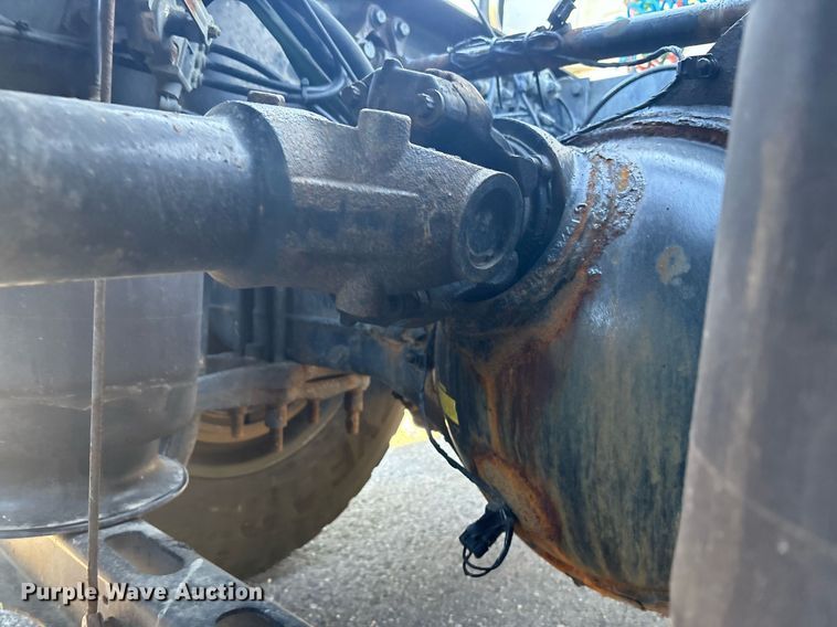 image for item EC4357 2015 Volvo VNL semi truck