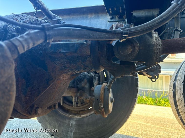 image for item EC4357 2015 Volvo VNL semi truck