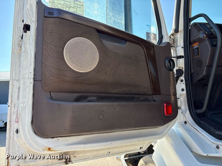 image for item EC4357 2015 Volvo VNL semi truck