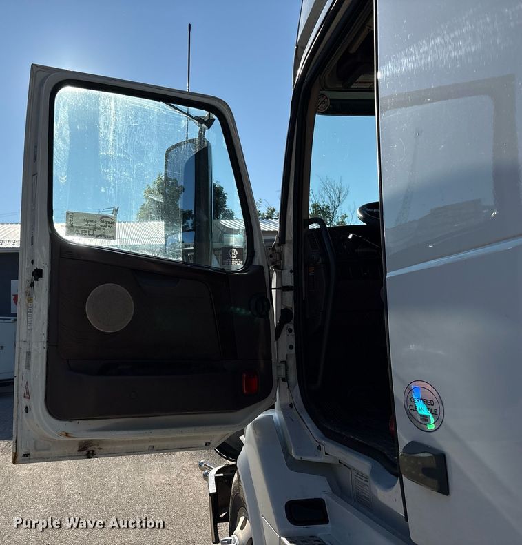 image for item EC4357 2015 Volvo VNL semi truck