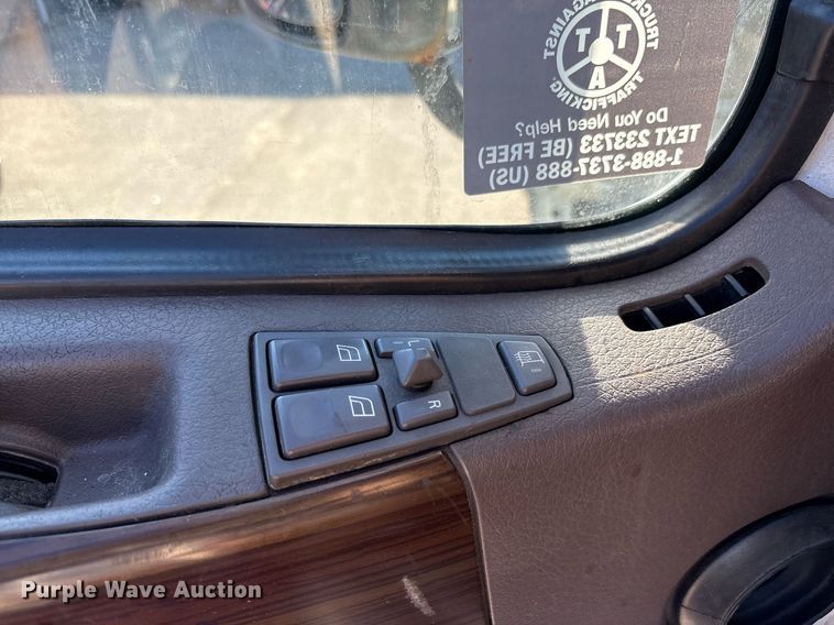 image for item EC4357 2015 Volvo VNL semi truck