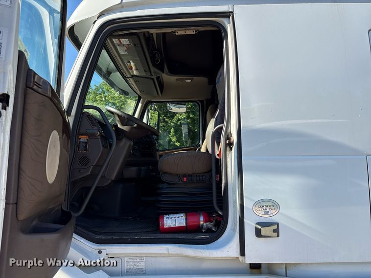 image for item EC4357 2015 Volvo VNL semi truck