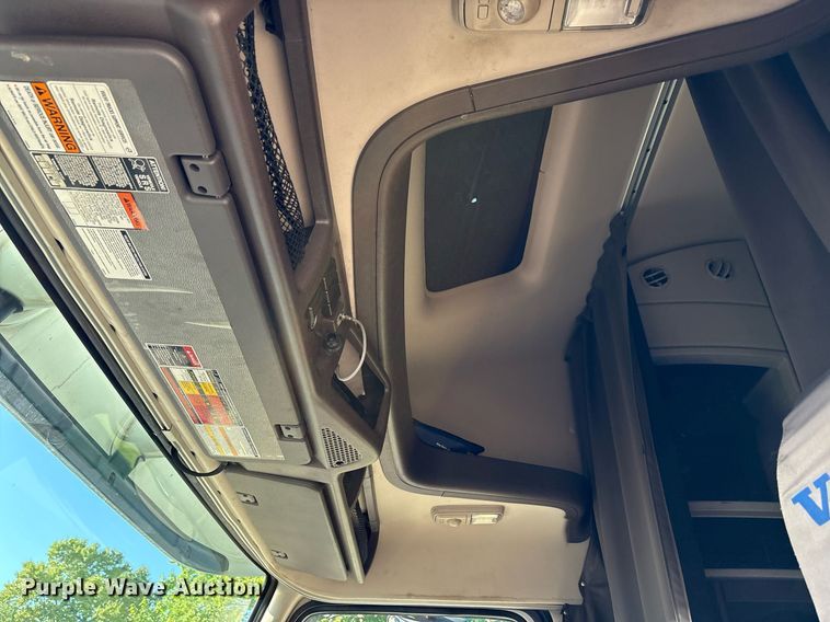 image for item EC4357 2015 Volvo VNL semi truck