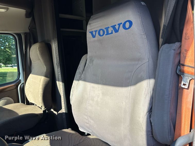 image for item EC4357 2015 Volvo VNL semi truck