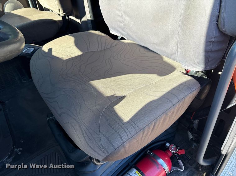 image for item EC4357 2015 Volvo VNL semi truck