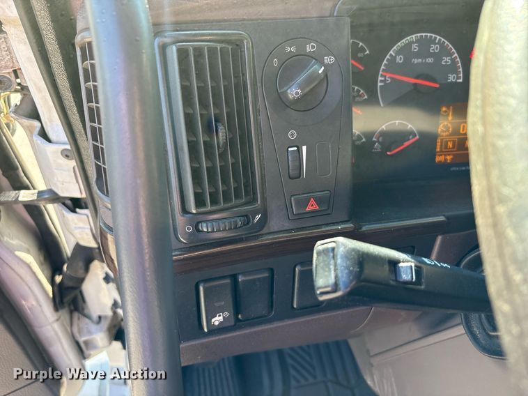 image for item EC4357 2015 Volvo VNL semi truck