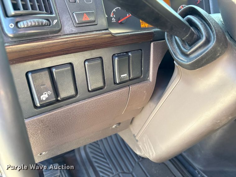 image for item EC4357 2015 Volvo VNL semi truck