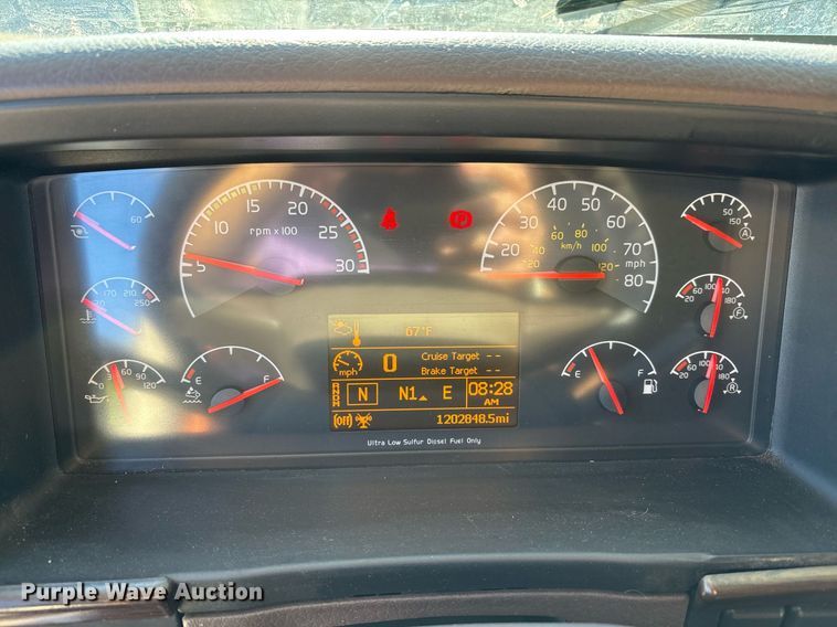 image for item EC4357 2015 Volvo VNL semi truck