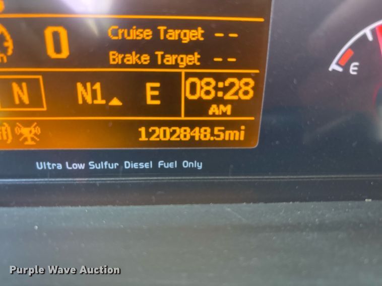 image for item EC4357 2015 Volvo VNL semi truck