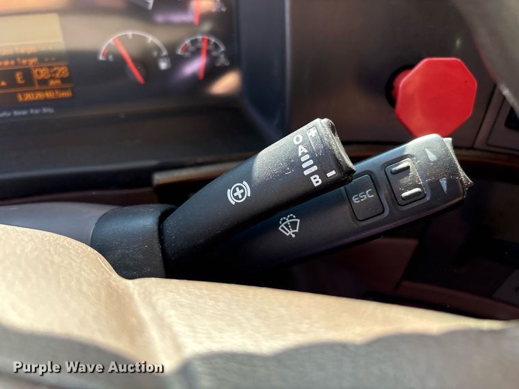 image for item EC4357 2015 Volvo VNL semi truck