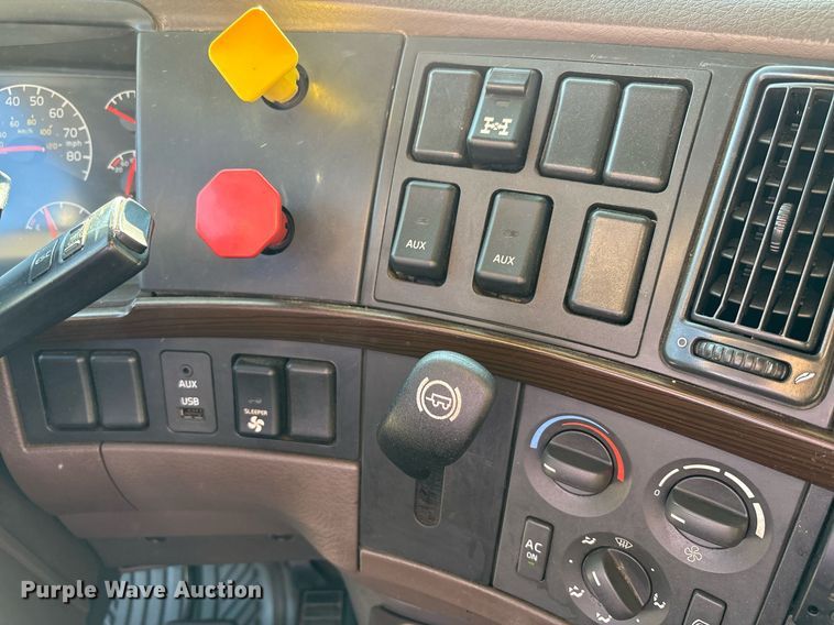 image for item EC4357 2015 Volvo VNL semi truck
