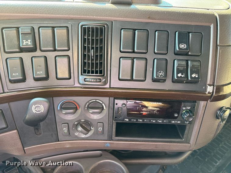 image for item EC4357 2015 Volvo VNL semi truck