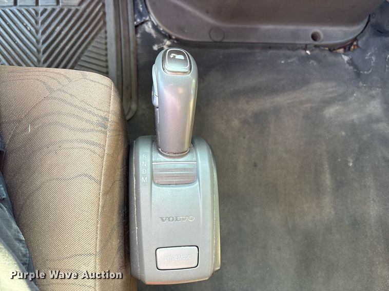 image for item EC4357 2015 Volvo VNL semi truck