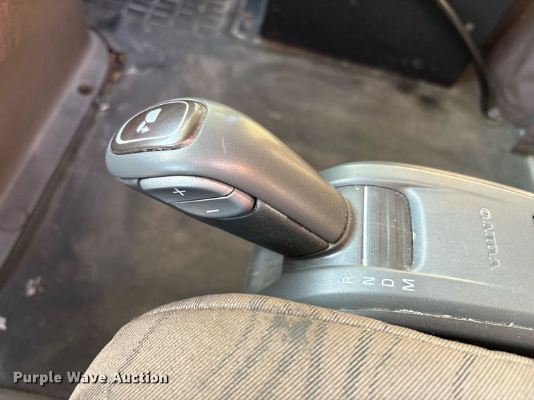 image for item EC4357 2015 Volvo VNL semi truck