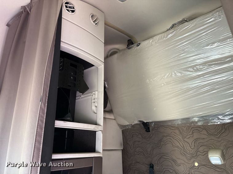 image for item EC4357 2015 Volvo VNL semi truck