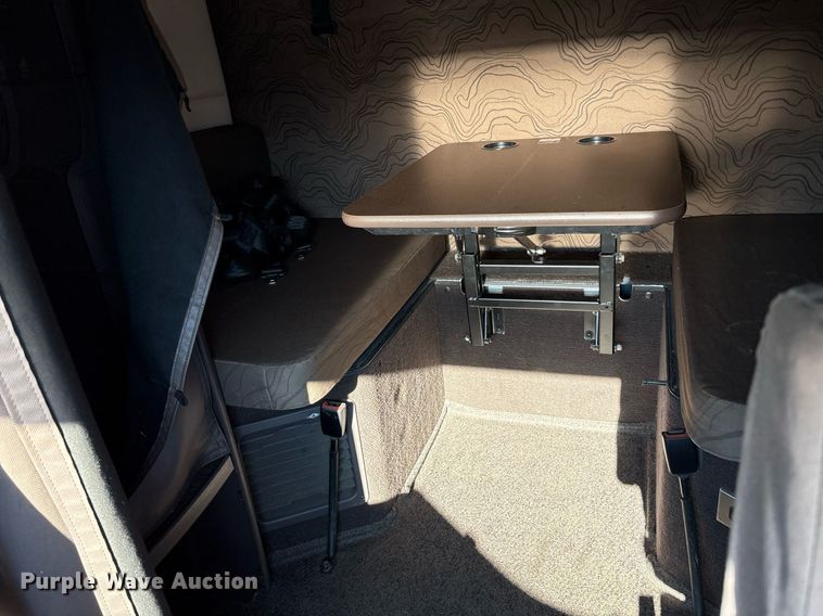 image for item EC4357 2015 Volvo VNL semi truck