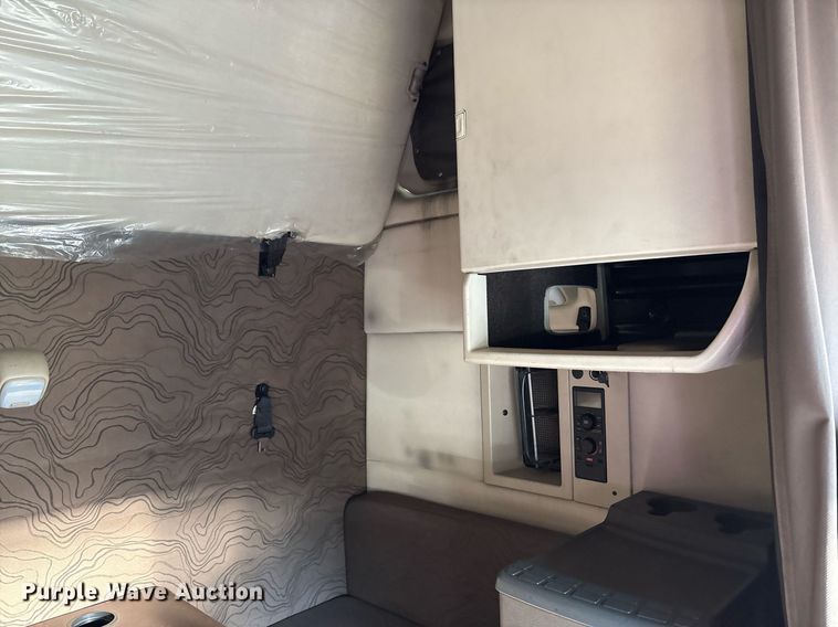 image for item EC4357 2015 Volvo VNL semi truck