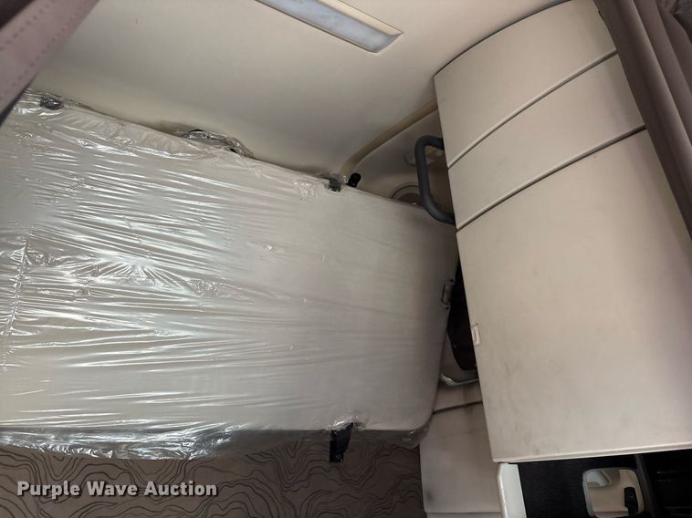 image for item EC4357 2015 Volvo VNL semi truck