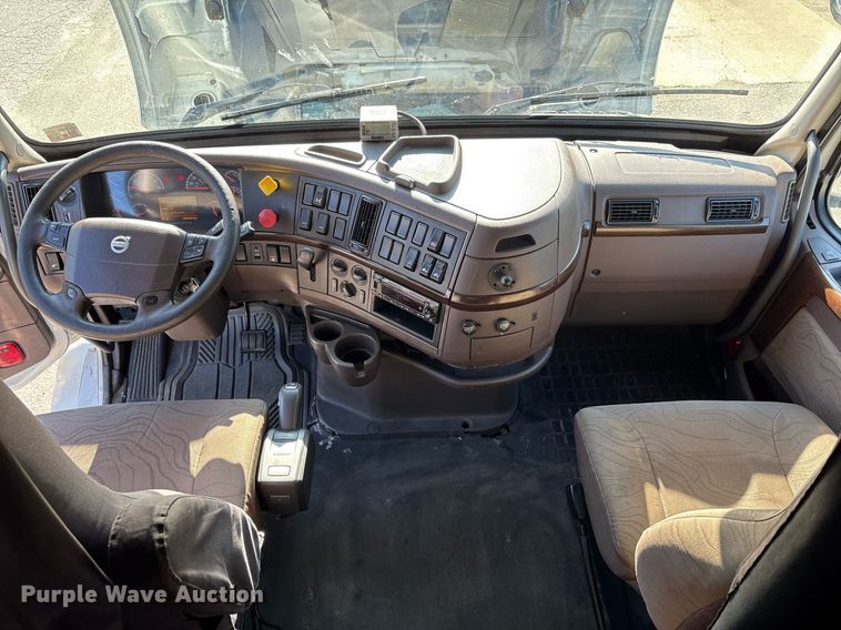 image for item EC4357 2015 Volvo VNL semi truck