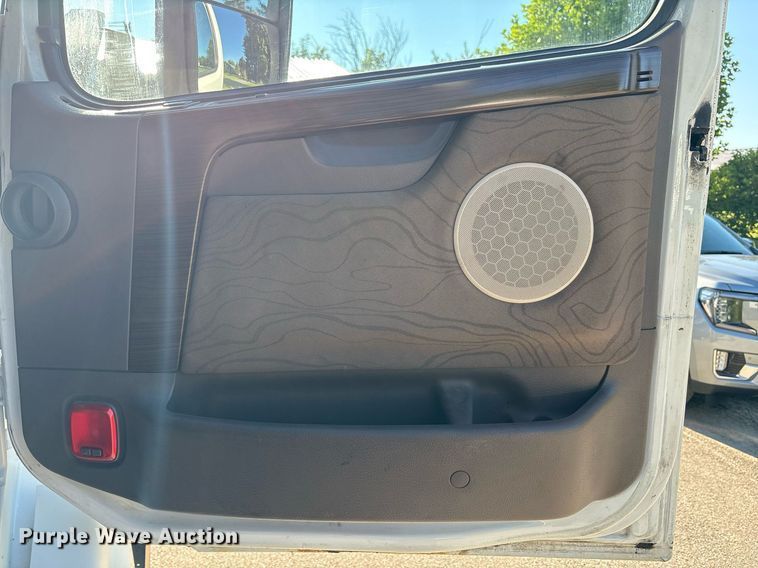 image for item EC4357 2015 Volvo VNL semi truck