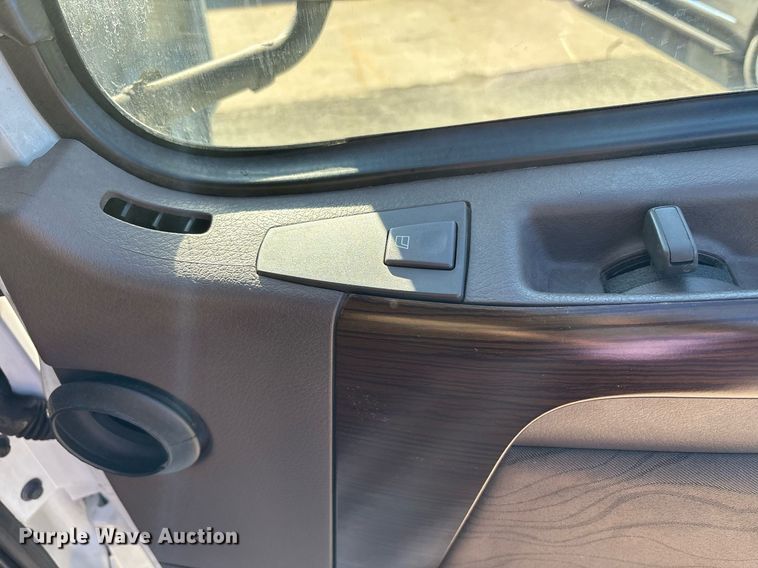 image for item EC4357 2015 Volvo VNL semi truck