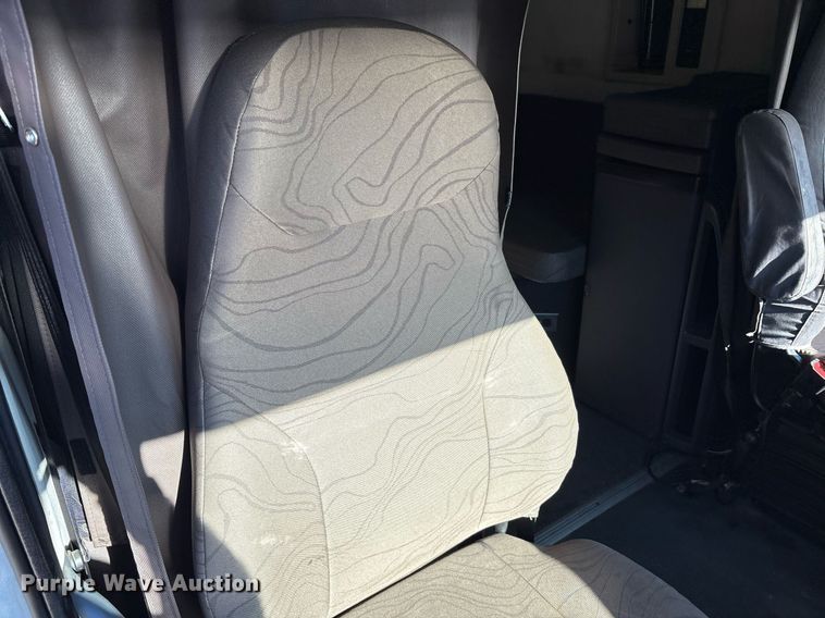 image for item EC4357 2015 Volvo VNL semi truck