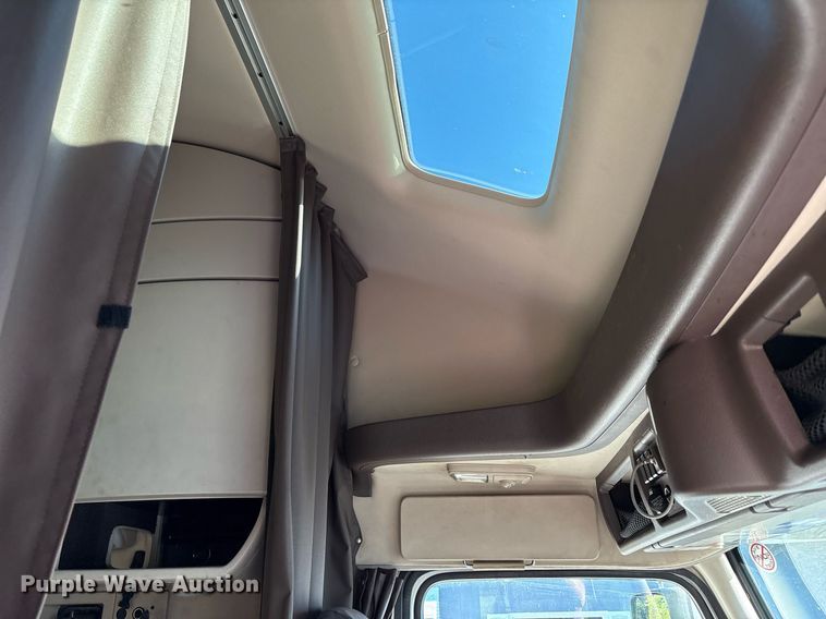 image for item EC4357 2015 Volvo VNL semi truck