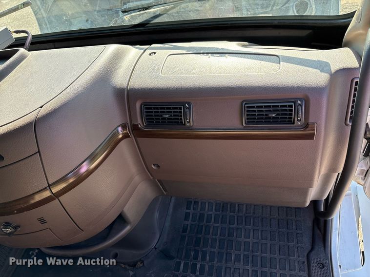 image for item EC4357 2015 Volvo VNL semi truck