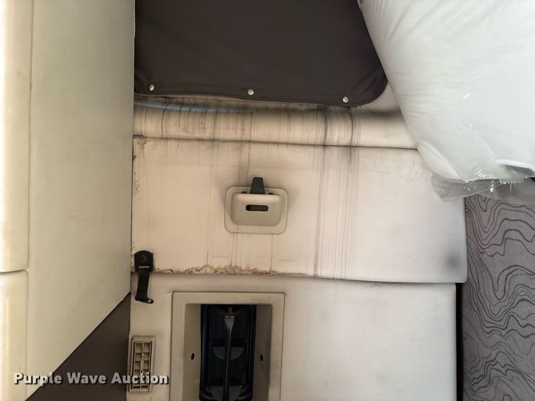 image for item EC4357 2015 Volvo VNL semi truck