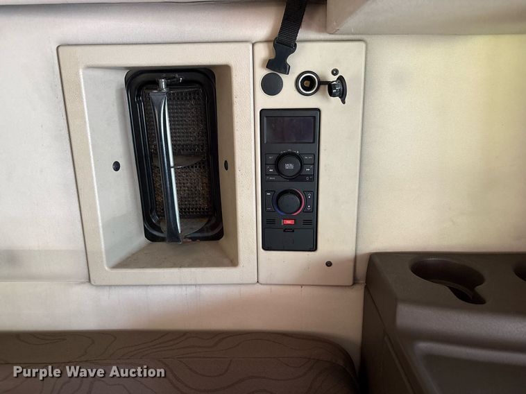 image for item EC4357 2015 Volvo VNL semi truck