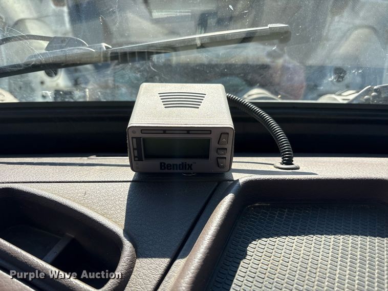 image for item EC4357 2015 Volvo VNL semi truck