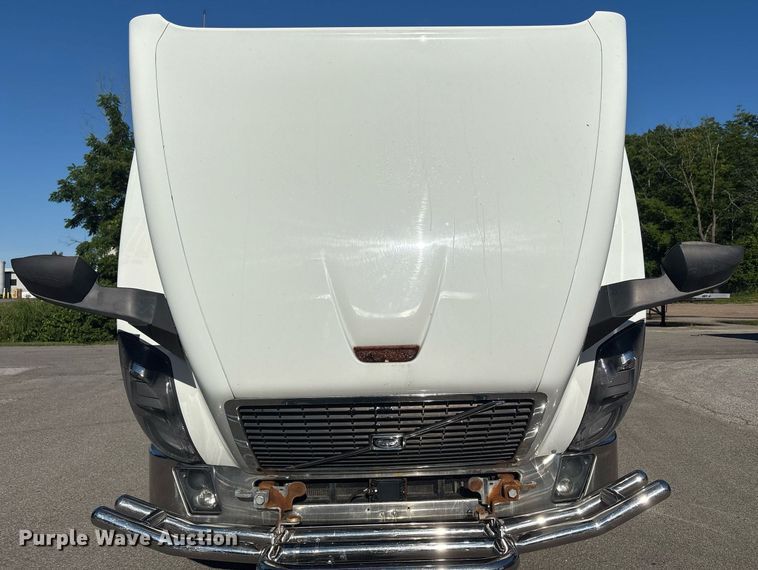 image for item EC4357 2015 Volvo VNL semi truck