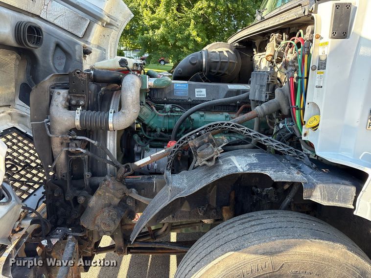 image for item EC4357 2015 Volvo VNL semi truck