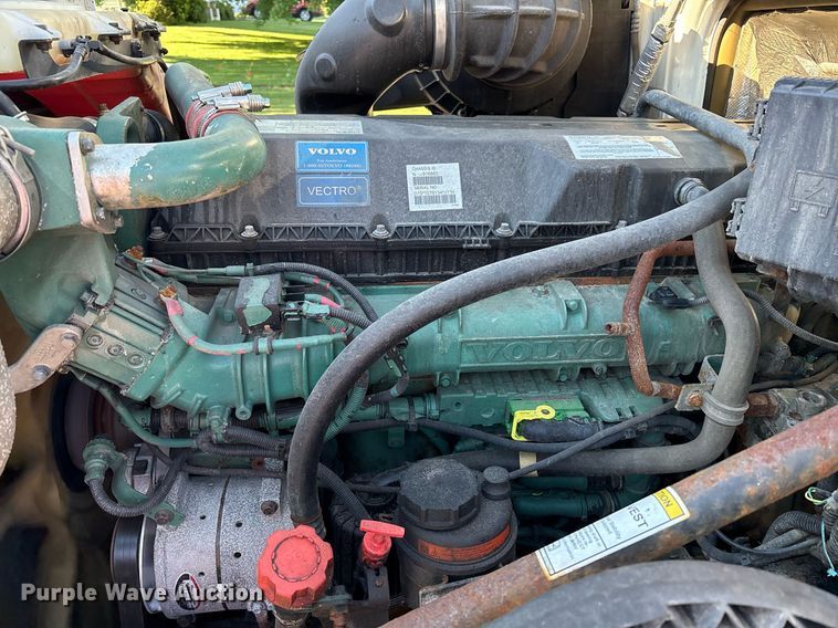 image for item EC4357 2015 Volvo VNL semi truck