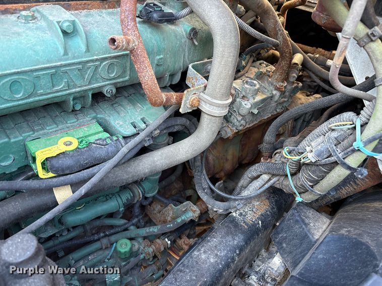 image for item EC4357 2015 Volvo VNL semi truck