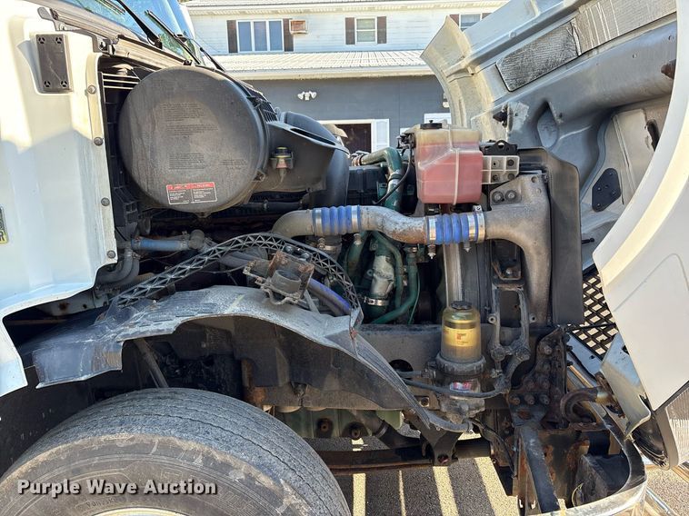 image for item EC4357 2015 Volvo VNL semi truck