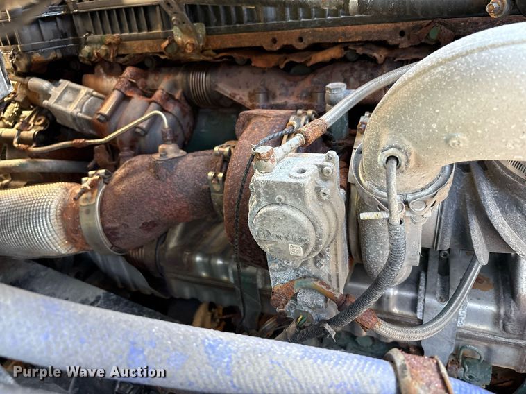 image for item EC4357 2015 Volvo VNL semi truck