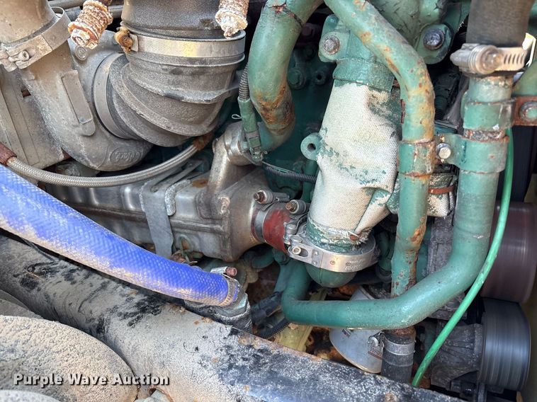 image for item EC4357 2015 Volvo VNL semi truck