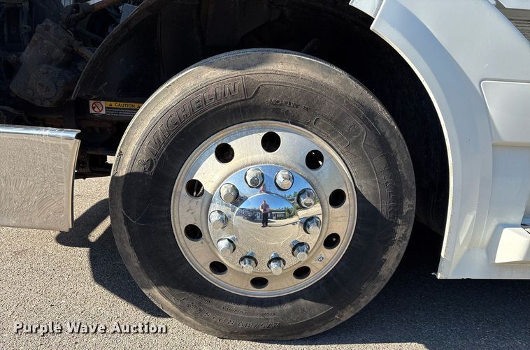 image for item EC4357 2015 Volvo VNL semi truck