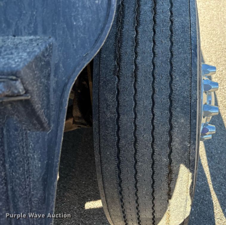 image for item EC4357 2015 Volvo VNL semi truck