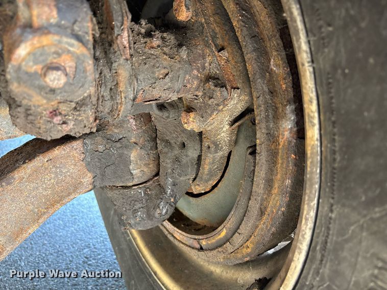 image for item EC4357 2015 Volvo VNL semi truck