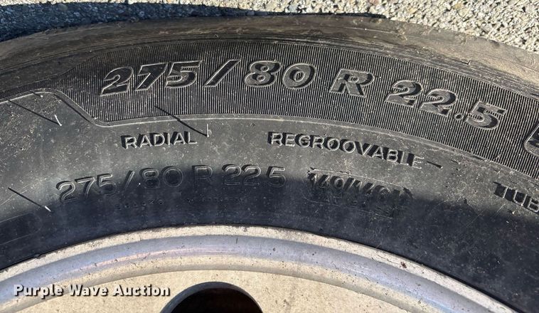 image for item EC4357 2015 Volvo VNL semi truck