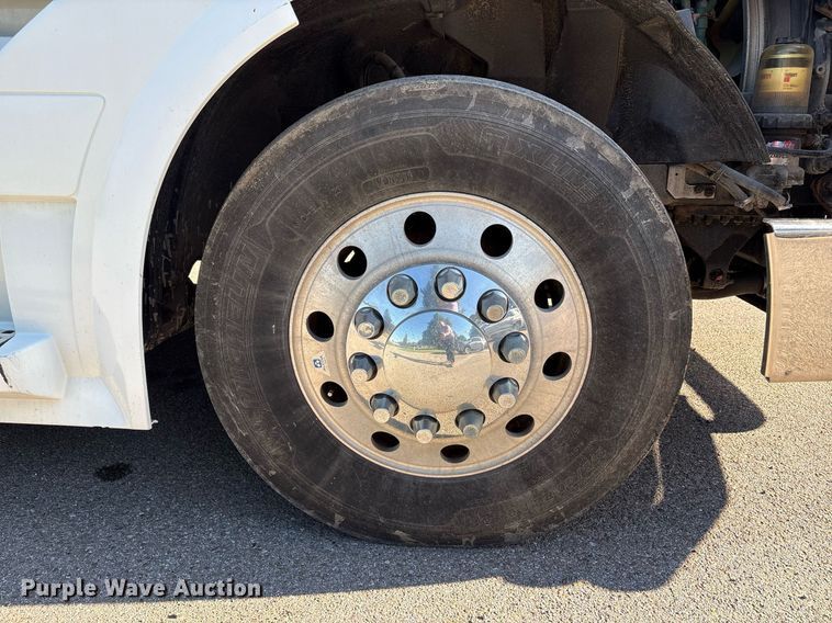 image for item EC4357 2015 Volvo VNL semi truck