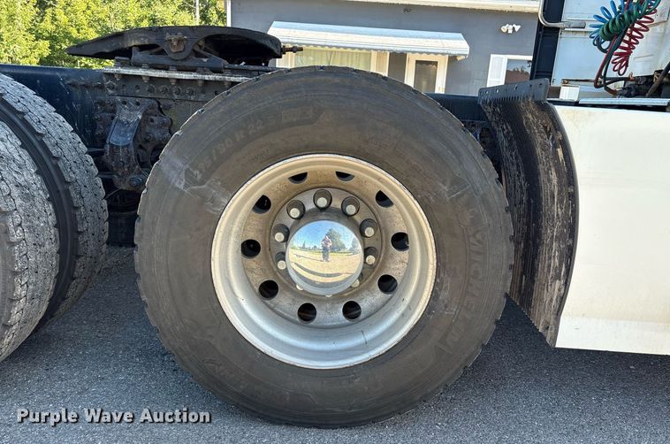 image for item EC4357 2015 Volvo VNL semi truck