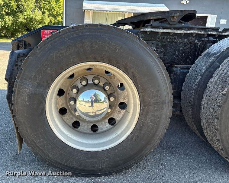 image for item EC4357 2015 Volvo VNL semi truck