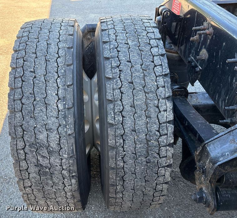 image for item EC4357 2015 Volvo VNL semi truck