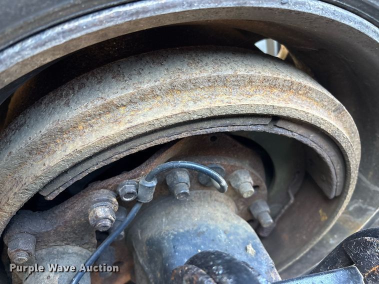 image for item EC4357 2015 Volvo VNL semi truck