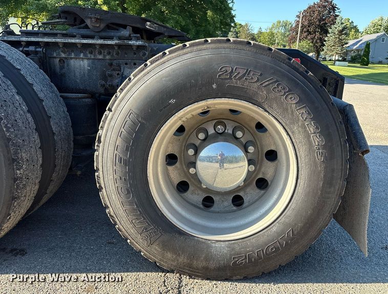 image for item EC4357 2015 Volvo VNL semi truck