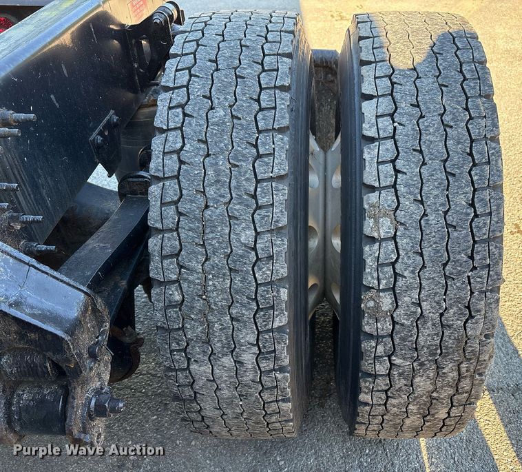 image for item EC4357 2015 Volvo VNL semi truck